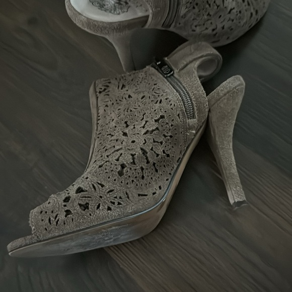 Vince Camuto Suede Heels - Picture 6 of 12